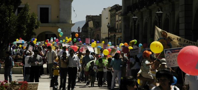 Vive La Familia family parade